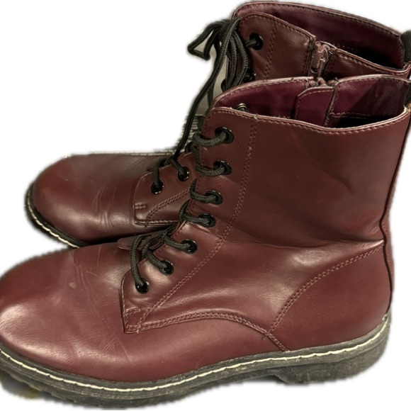 Textile lining with hand made leather outsole. Side zipper. Size 8.5 - Picture 2 of 4